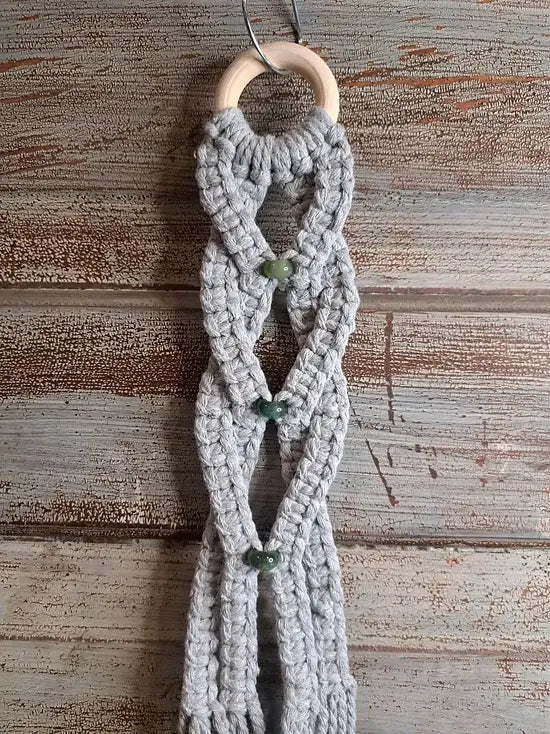 Scalloped Macrame Hanger With Agate Stone Beads: White & Green
