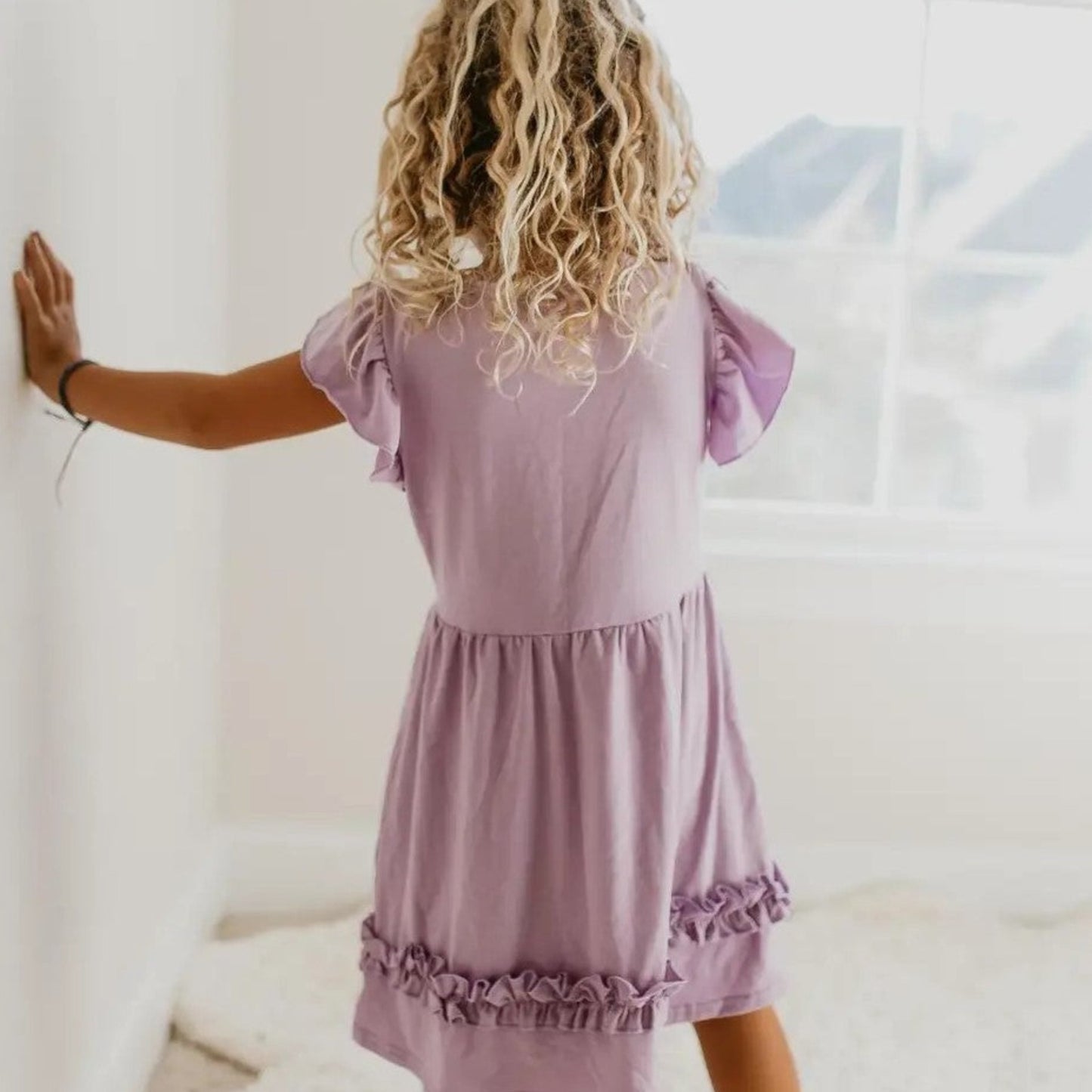 Vestido de Pascua con botones y volantes en color lavanda pastel