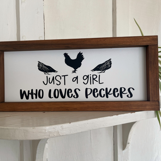 Chica que ama los peckers - Signo de madera de la granja